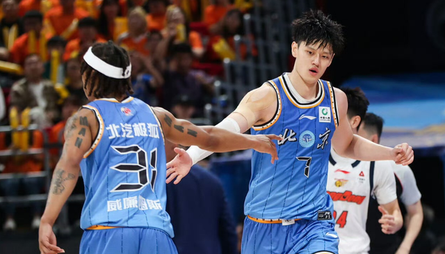 北京首钢15分大胜!广东宏远被淘汰,周琦爆发,徐杰0分